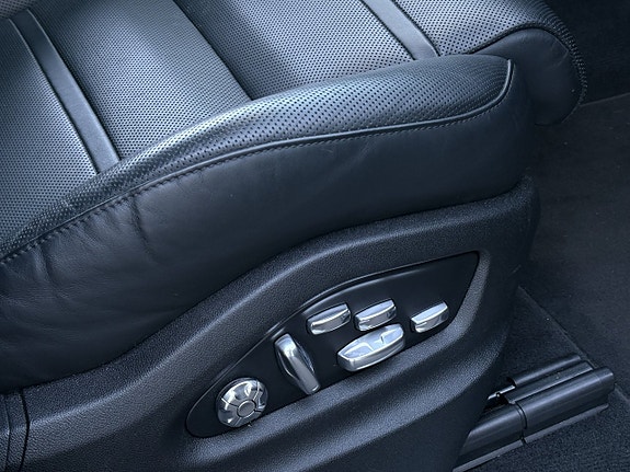 Porsche Cayenne Turbo 22 of 28