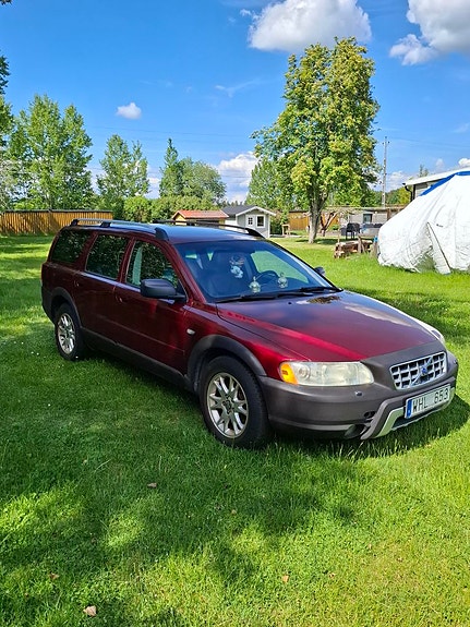 Volvo XC70 2 of 9