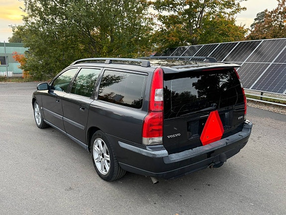 Volvo V70 2 of 7