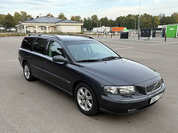 Volvo V70 3 of 7