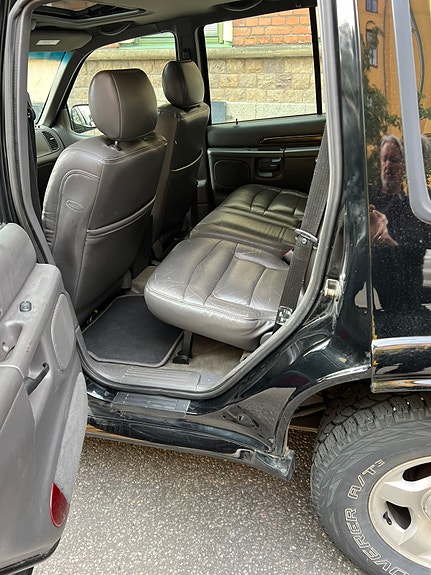 Ford Explorer 5 of 7