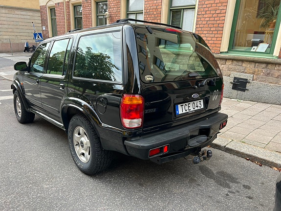 Ford Explorer 2 of 7