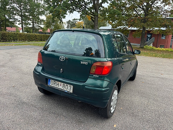 Toyota Yaris 3 of 6