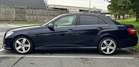 Mercedes-Benz E220 2 of 17