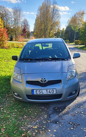 Toyota Yaris 2 of 8