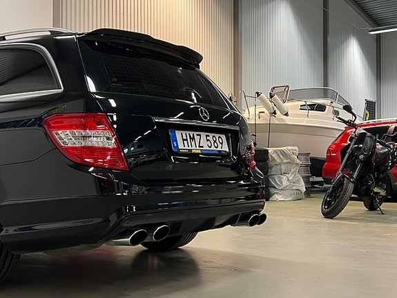 Mercedes-Benz C63 12 of 30