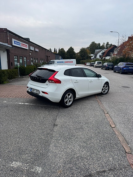 Volvo V40 3 of 9