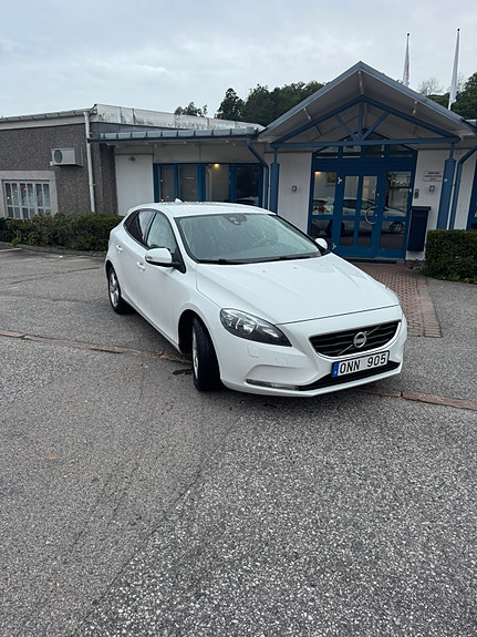 Volvo V40 2 of 9