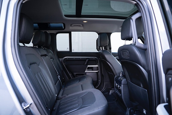 Land Rover Defender 110 15 of 30
