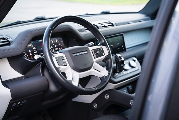 Land Rover Defender 110 12 of 30