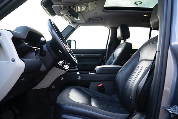 Land Rover Defender 110 13 of 30
