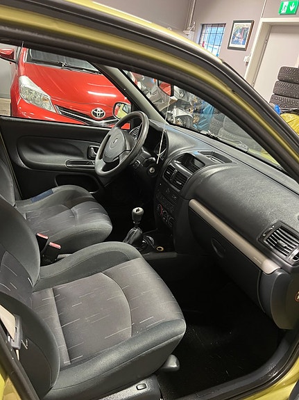 Renault Clio 12 of 15