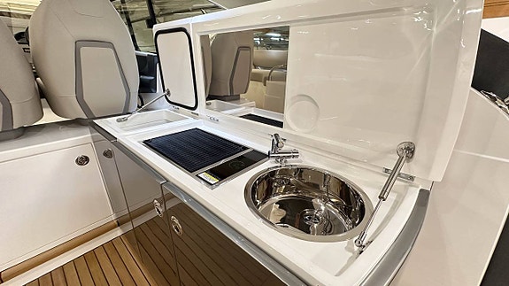 2024 Princess V40 6 of 12