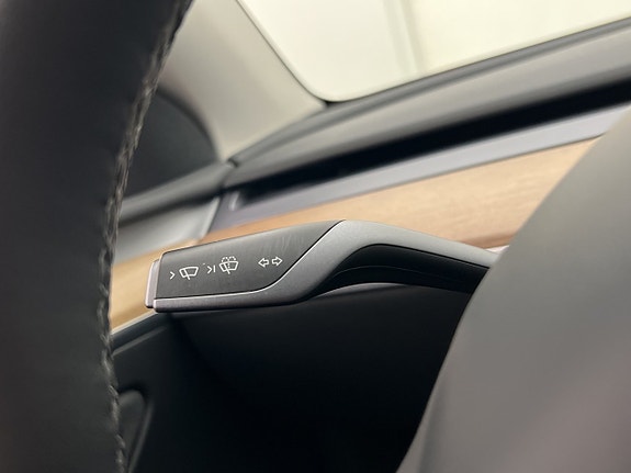 Tesla Model Y 24 of 30