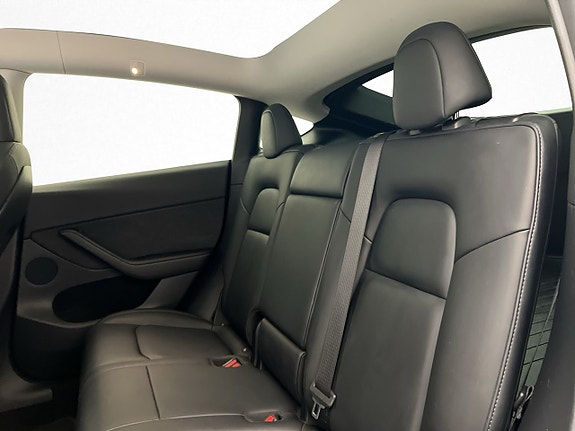 Tesla Model Y 22 of 30