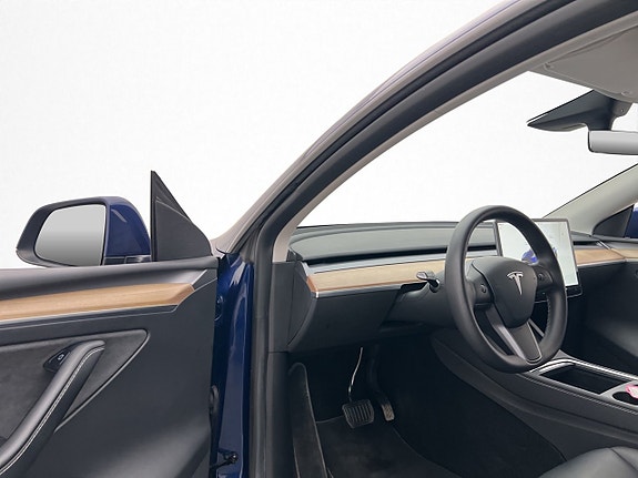 Tesla Model Y 12 of 30