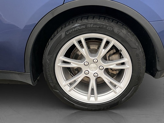 Tesla Model Y 26 of 30