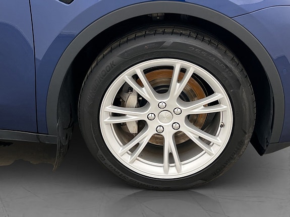 Tesla Model Y 27 of 30