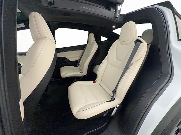 Tesla Model X 27 of 30