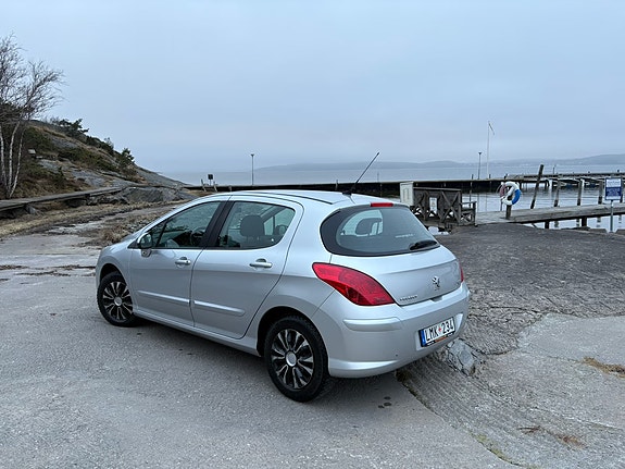 Peugeot 308 2 of 11