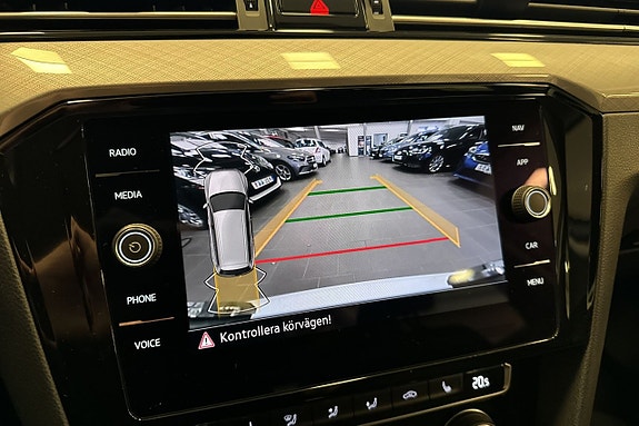 Volkswagen Passat 22 of 28