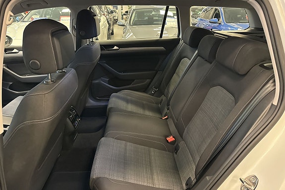 Volkswagen Passat 13 of 28