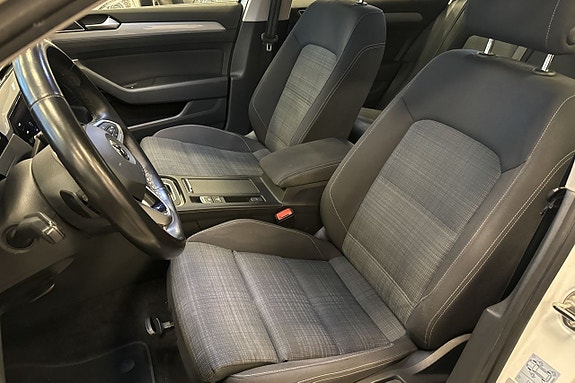 Volkswagen Passat 12 of 28