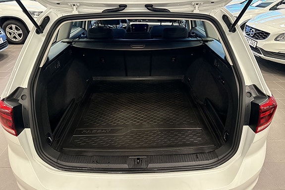 Volkswagen Passat 9 of 28
