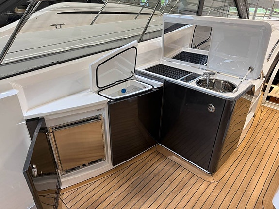 2017 Princess V48 Open 3 of 12