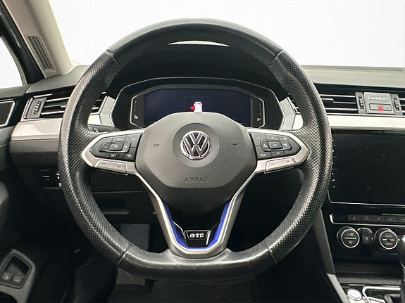 Volkswagen Passat 18 of 30
