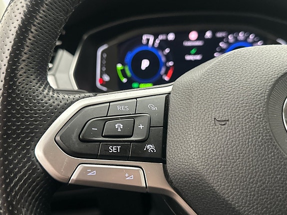Volkswagen Passat 17 of 30