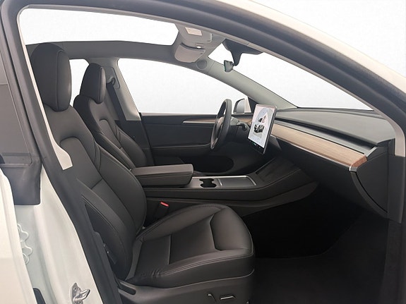 Tesla Model Y 27 of 30