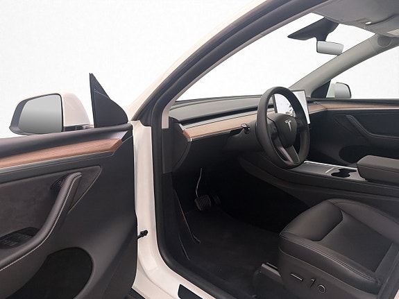 Tesla Model Y 10 of 30