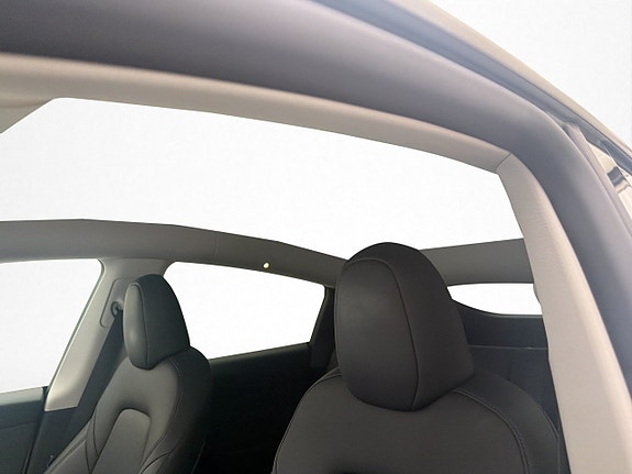 Tesla Model Y 12 of 30