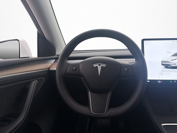 Tesla Model Y 13 of 30