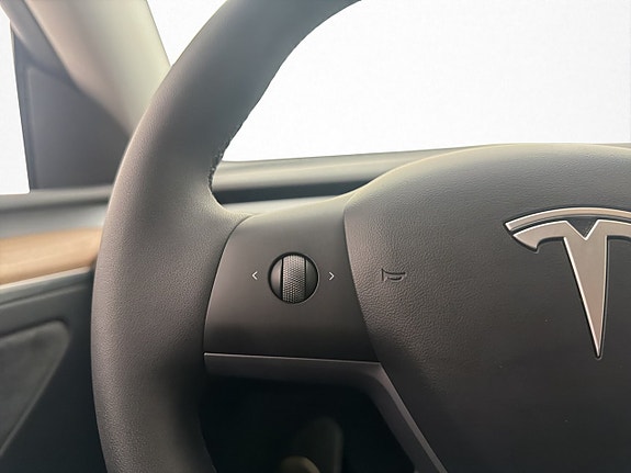 Tesla Model Y 14 of 30