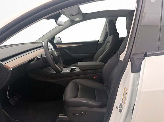 Tesla Model Y 11 of 30