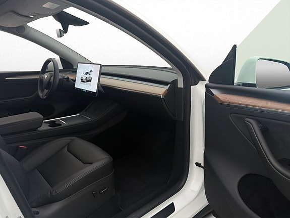 Tesla Model Y 28 of 30
