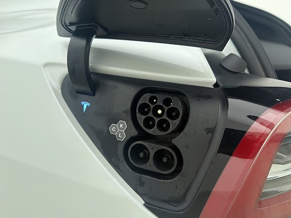 Tesla Model Y 25 of 30