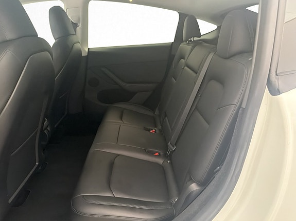 Tesla Model Y 29 of 30