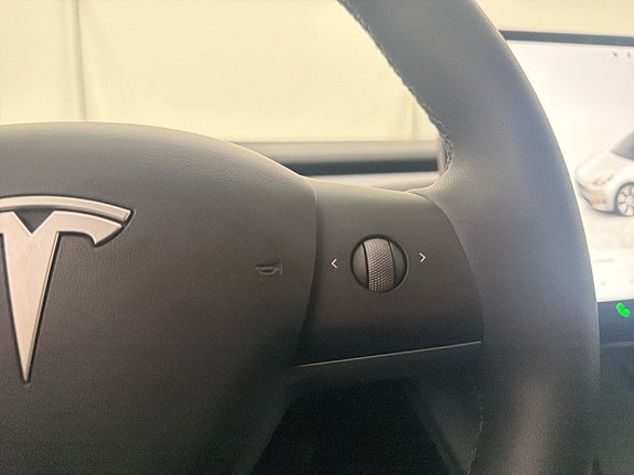 Tesla Model Y 15 of 30