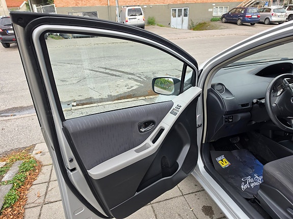 Toyota Yaris 13 of 25
