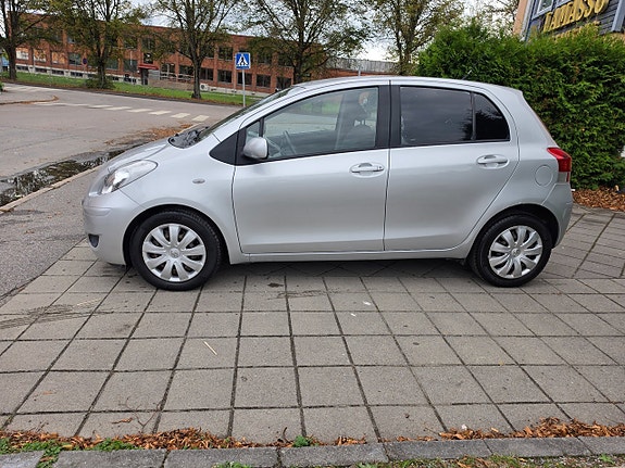 Toyota Yaris 8 of 25