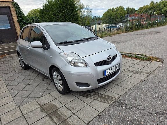 Toyota Yaris 2 of 25