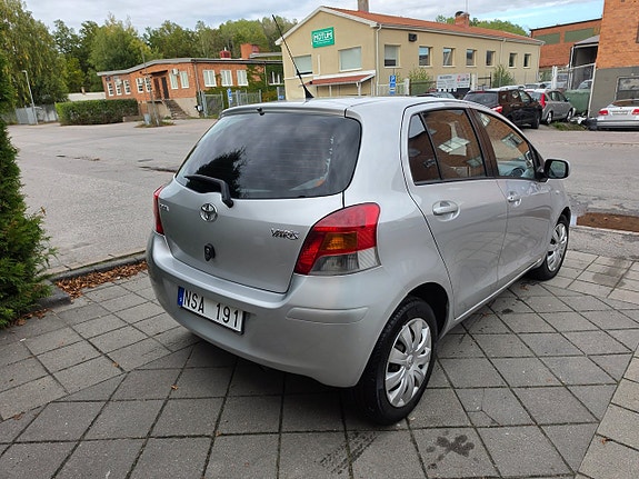 Toyota Yaris 3 of 25