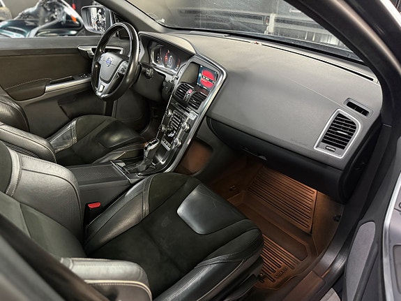 Volvo XC60 10 of 16
