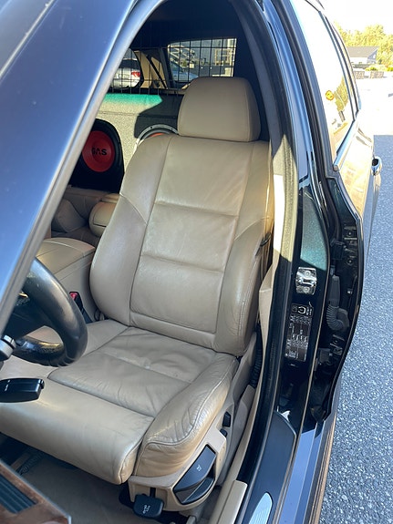 BMW 523i 8 of 9