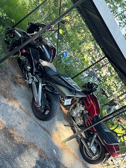 Suzuki GSX1300BK B-King Suzuki GS1000 G 2 of 9