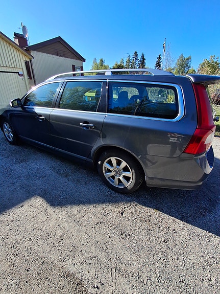 Volvo V70 2 of 9
