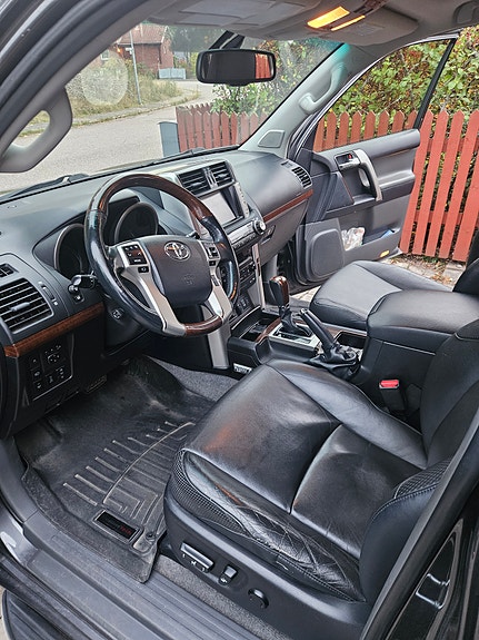 Toyota Land Cruiser 2 of 5